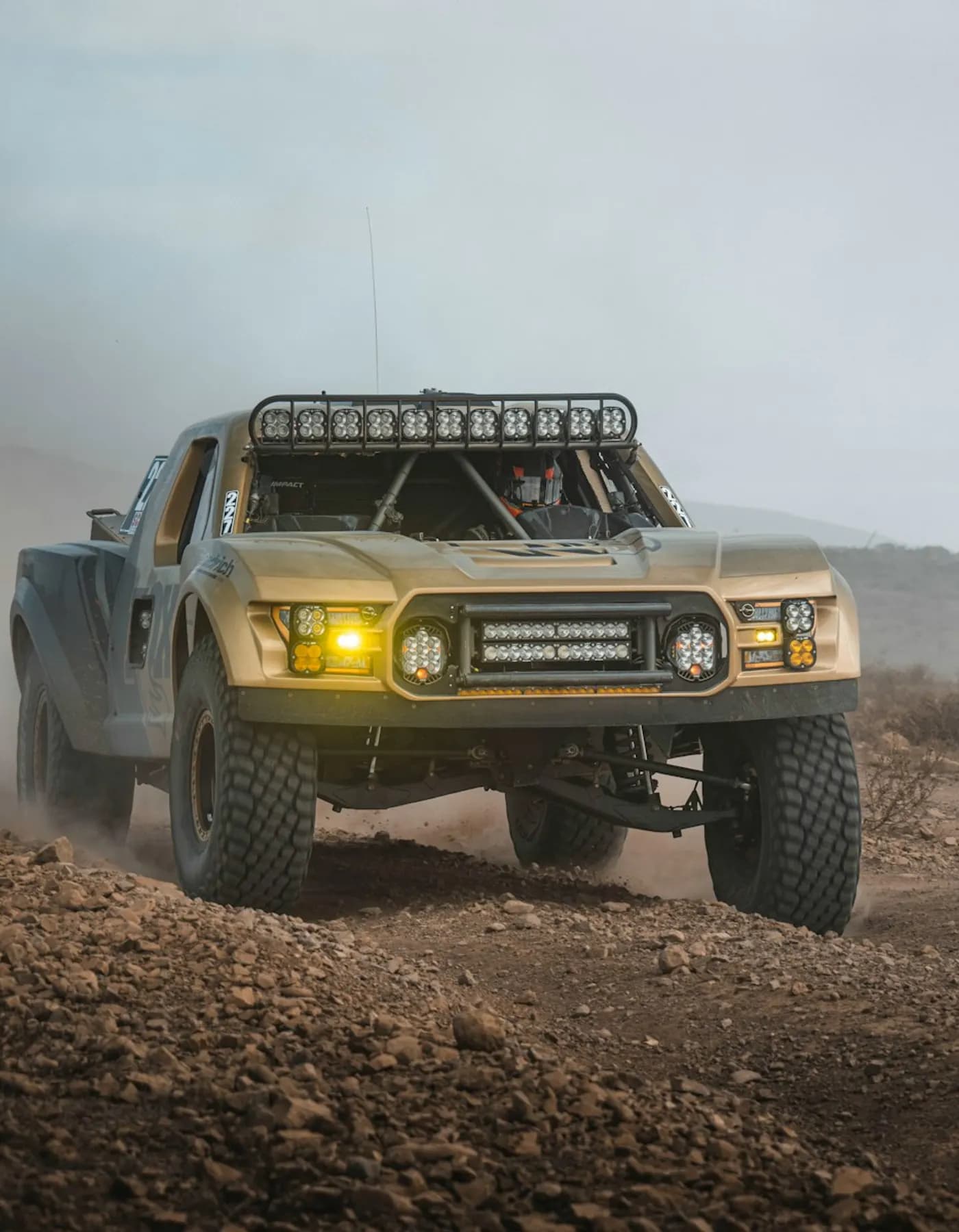 Veiculo offroad levantando poeira em estrada de terra