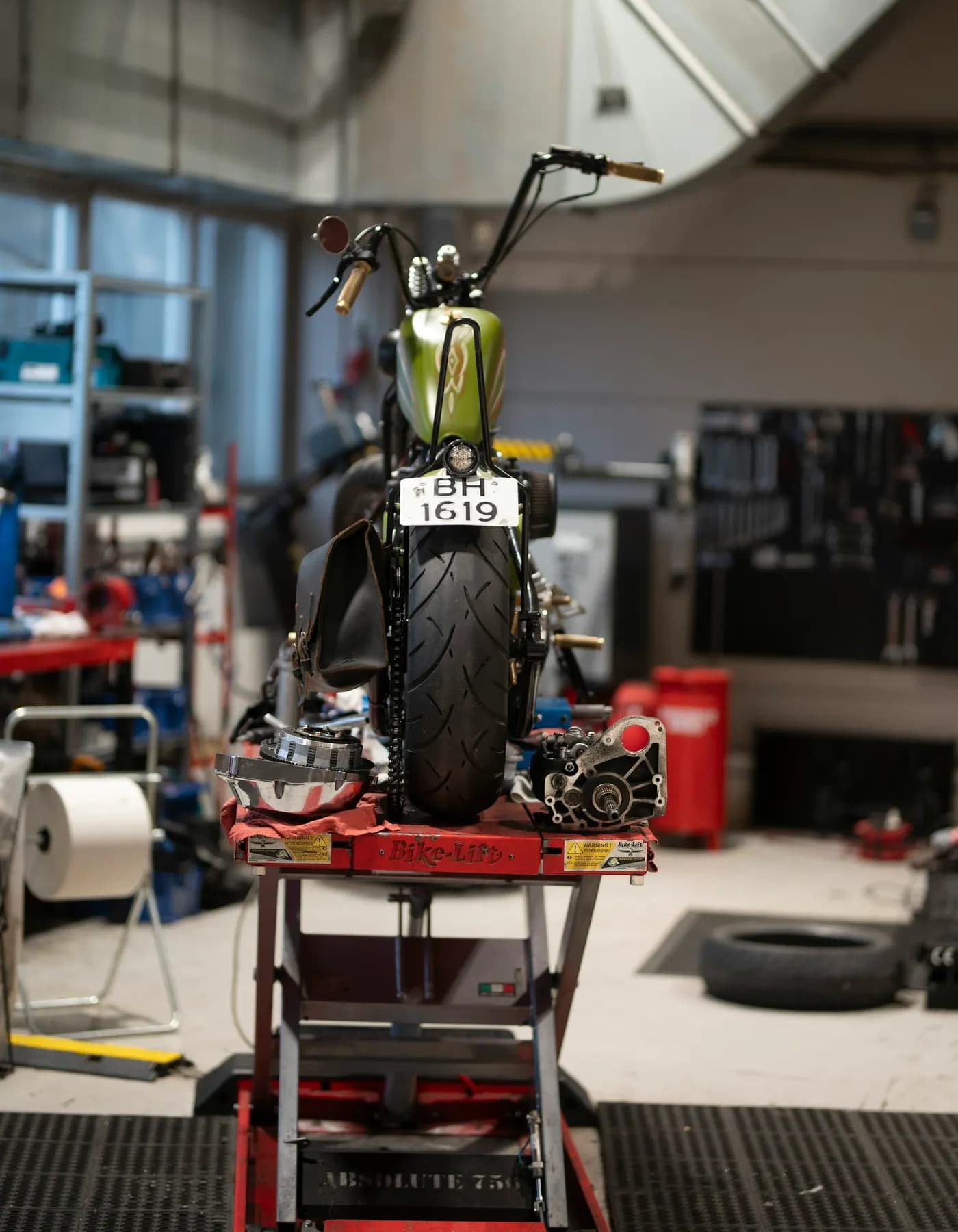 Motocicleta em oficina premium com ferramentas