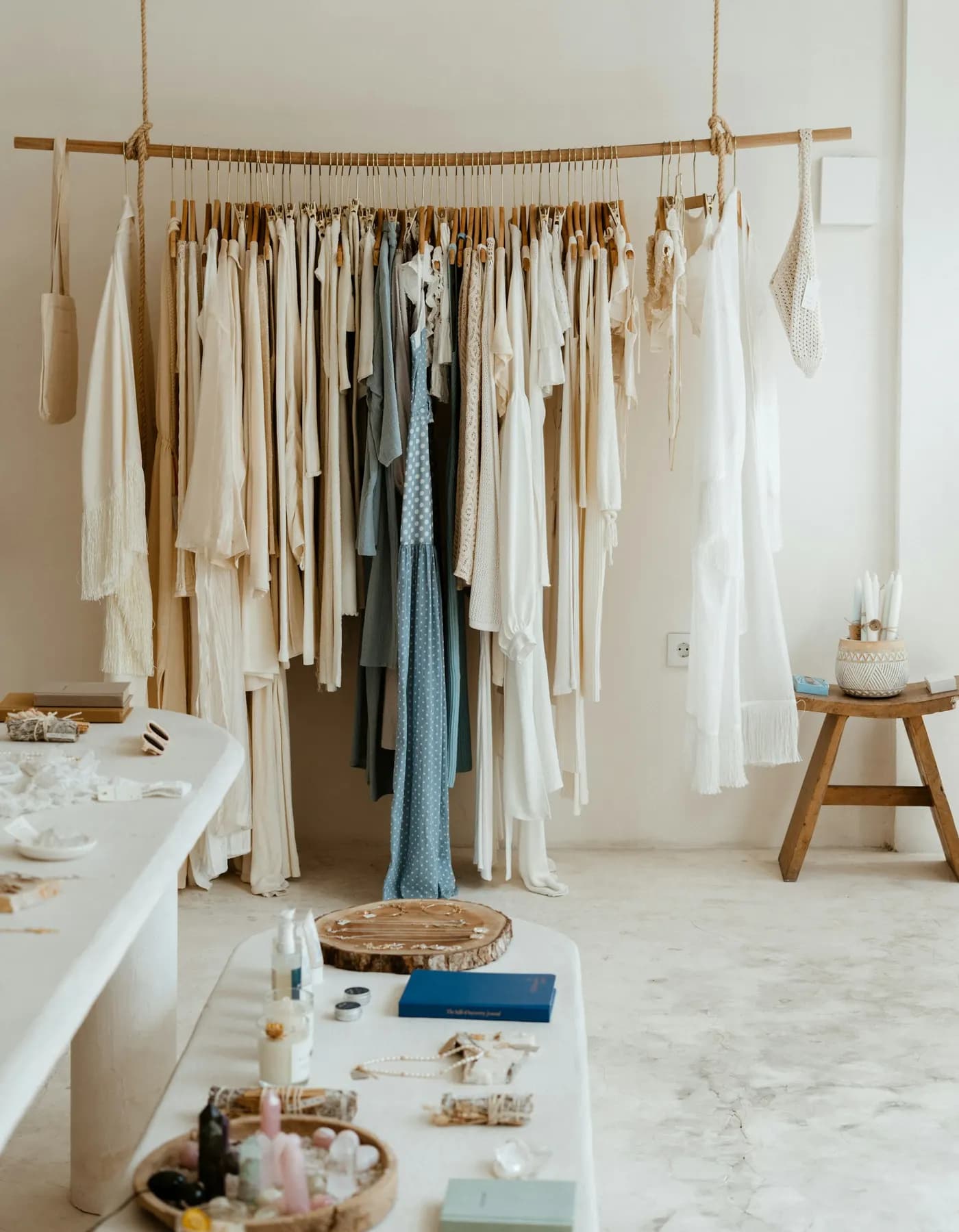 Roupas claras em arara de boutique
