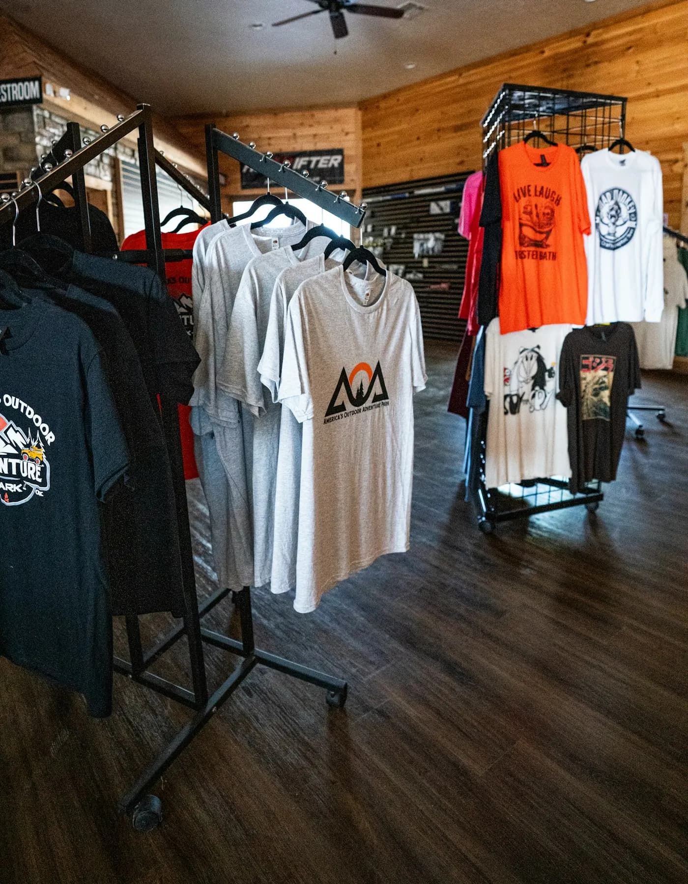 Camisetas expostas em loja de aventura