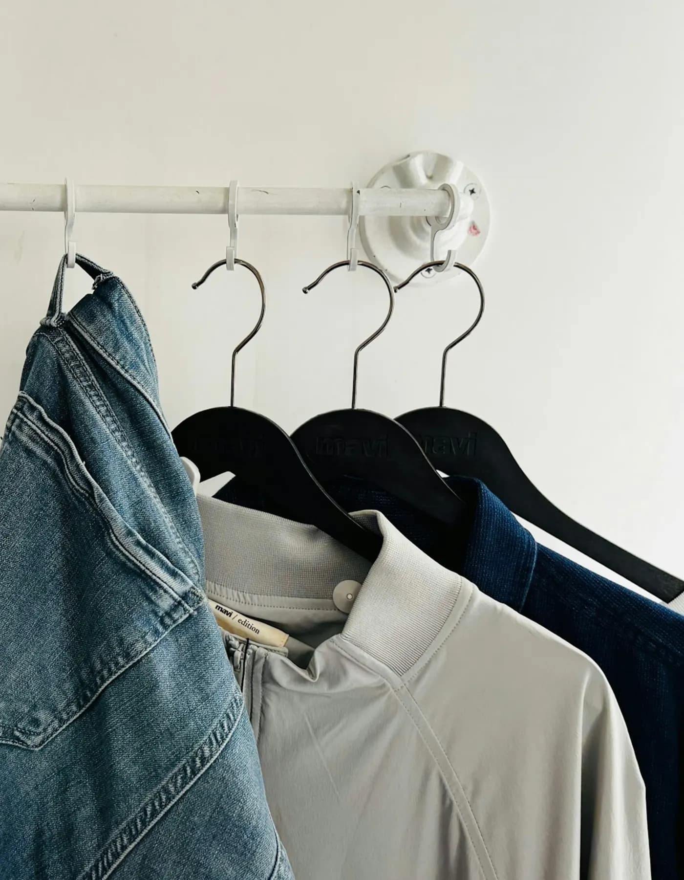 Jaquetas jeans e camisetas em arara minimalista