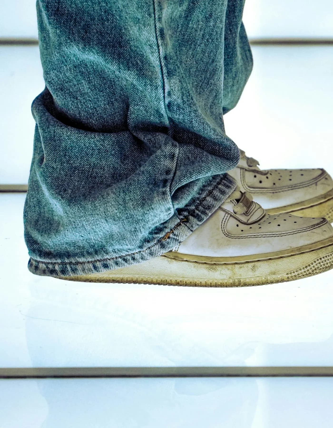 Jeans e tenis casuais em visual streetwear